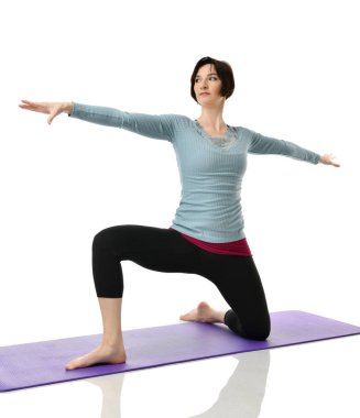 Karın bar egzersiz jimnastik salonu iş izole üzerinde beyaz bacaklarını germe yapmak için kadın fitness eğitmeni eller 