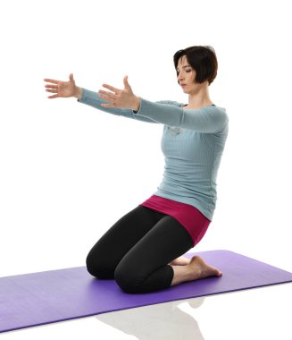 Karın bar egzersiz jimnastik salonu iş izole üzerinde beyaz bacaklarını germe yapmak için kadın fitness eğitmeni eller 