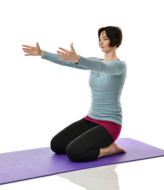 Karın bar egzersiz jimnastik salonu iş izole üzerinde beyaz bacaklarını germe yapmak için kadın fitness eğitmeni eller 