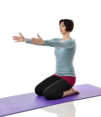 Karın bar egzersiz jimnastik salonu iş izole üzerinde beyaz bacaklarını germe yapmak için kadın fitness eğitmeni eller 