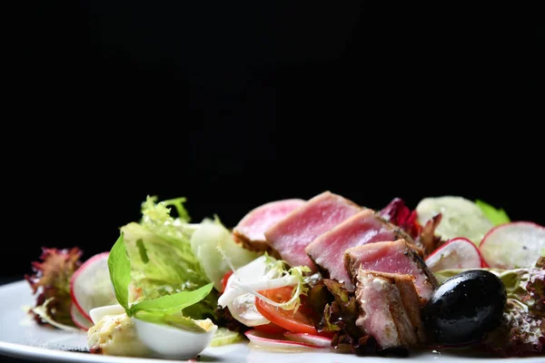 Vista superior close-up de raras fatias de atum Ahi com salada de legumes frescos — Fotografia de Stock