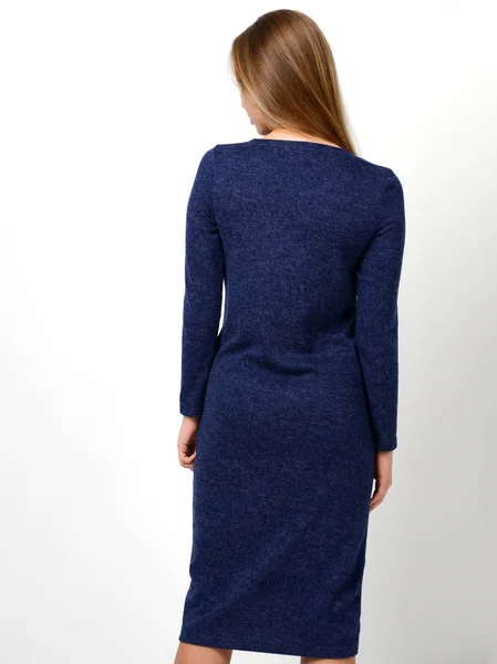 Jonge mooie vrouw poseren in nieuwe casual winter blauwe jurk achterzijde achteraanzicht — Stockfoto