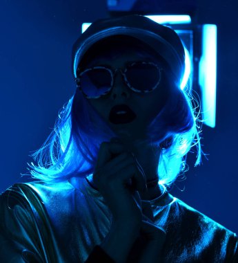 sokak tarzı moda sonbahar kavramı mavi neon ışığı yuvarlak güneş gözlüğü takıyor kadında güzel hipster