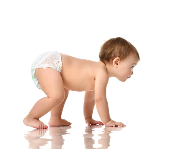 10 meses bebé bebé niña niño pequeño arrastrándose en pañal aislado en un blanco —  Fotos de Stock