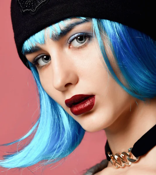 Giovane donna stile grunge con capelli parrucca blu in girocollo catena d'oro sul collo e cappello in pelle nera — Foto Stock