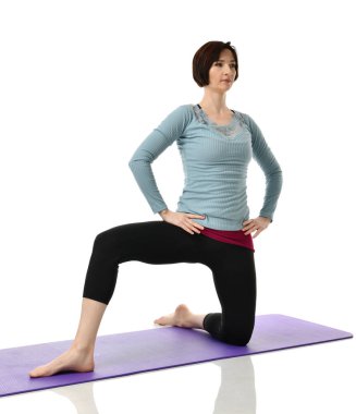 Karın bar egzersiz jimnastik salonu iş izole üzerinde beyaz bacaklarını germe yapmak için kadın fitness eğitmeni eller 