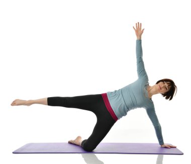 Karın bar egzersiz jimnastik salonu iş izole üzerinde beyaz bacaklarını germe yapmak için kadın fitness eğitmeni eller 