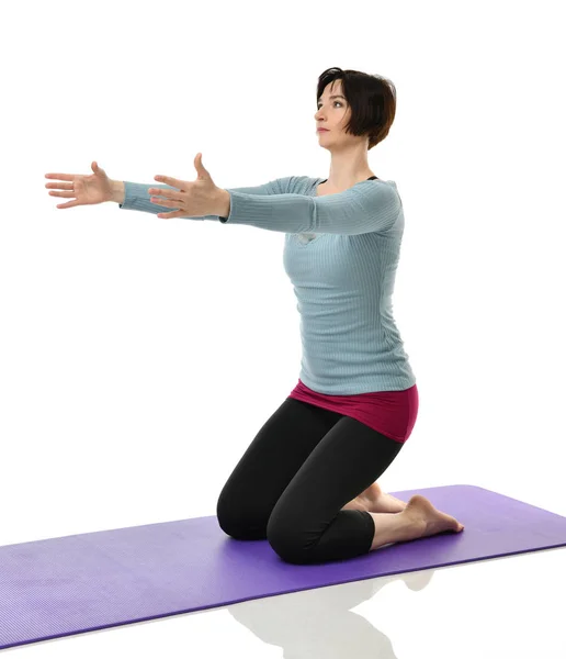 Weibliche Fitness-Trainerin macht Stretching für Hände Beine Bauch Bar-Übung in der Turnhalle trainieren isoliert auf weiß — Stockfoto