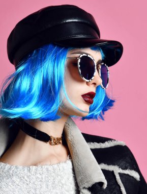 Altın zincir gerdanlık boyun ve siyah deri şapka mavi peruk saçlı Genç grunge tarzı kadın