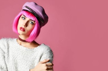 açık modern mor şapka kap içinde pembe saçlı Genç grunge tarzı kadın