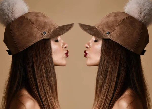 妇女在冬季绒面革绒球帽子帽双艺术组合与闭眼睛接吻 — 图库照片