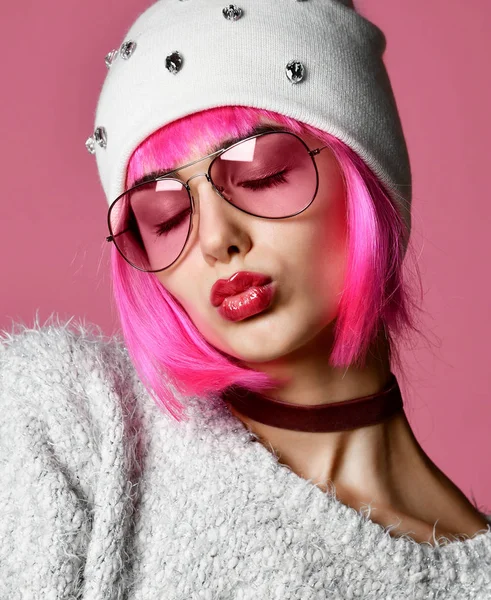 Photo d'art de mode de jeune femme de style grunge avec des cheveux roses dans des lunettes de soleil modernes claires et chapeau blanc — Photo