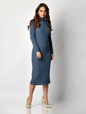 Yüksek tepelerin tam vücut yeni koyu mavi moda kış elbise poz genç güzel kadın 