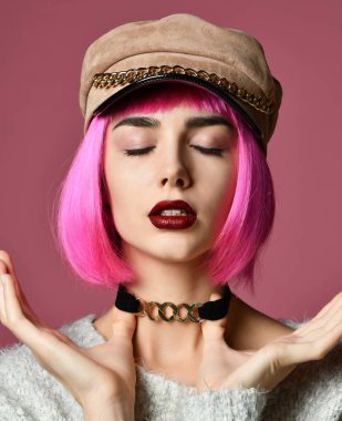 Açık modern kahverengi şapka kap içinde pembe saçlı Genç grunge tarzı kadın