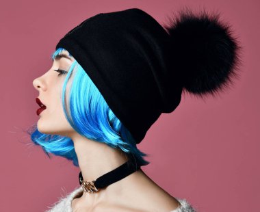 Altın zincir gerdanlık boyun ve siyah deri şapka mavi peruk saçlı Genç grunge tarzı kadın