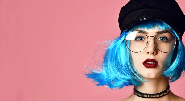 Jovem grunge estilo mulher com cabelo azul peruca em ouro cadeia gargantilha no pescoço e chapéu de couro preto — Fotografia de Stock
