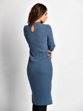 Genç güzel kadın yeni koyu mavi gri moda kış gerdanlık üzerinde beyaz bir elbiseyle poz 