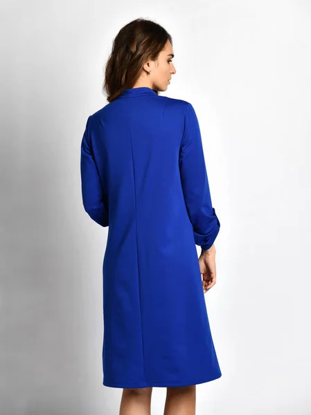 Νεαρή όμορφη γυναίκα, θέτοντας σε νέο σκούρο μπλε μόδας χειμώνα φόρεμα — Φωτογραφία Αρχείου