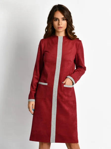 Młoda kobieta piękny pozowanie w nowy strój ciemny czerwony moda zima herb na wysokie wzgórza całego ciała — Zdjęcie stockowe