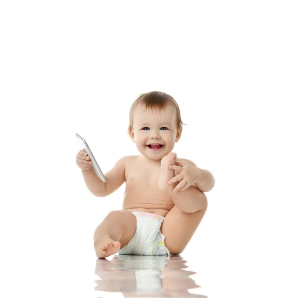 Säugling Kind Baby Mädchen Kleinkind spielt mit Handy glücklich lächelnd — Stockfoto