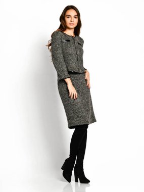 Genç güzel kadın çizmeler tam vücut yeni gri moda kış elbise poz