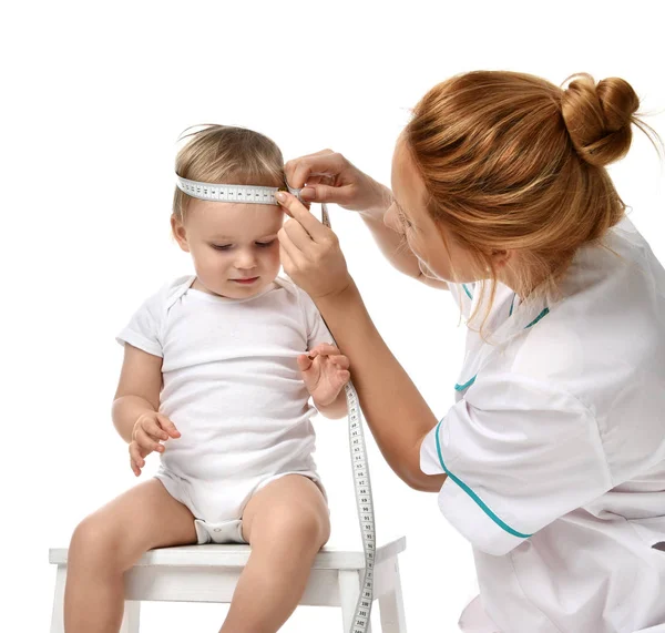 Lékaři pediatr opatření dítě batole dítě hlavu s páskou opatření izolovaných na bílém — Stock fotografie