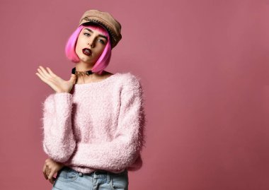 açık modern mor şapka kap içinde pembe saçlı Genç grunge tarzı kadın