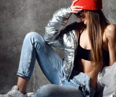 Genç kadın gümüş seksi ince kirpi ceket kot poz egzersiz egzersiz sonrası spor