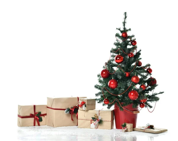 Árbol de Navidad decorado con bolas de adorno rojo patchwork y artesanía presenta regalos para el año nuevo 2019 bajo la nieve pesada —  Fotos de Stock