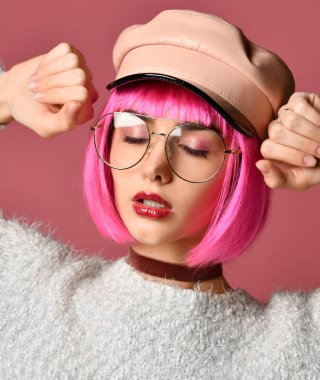 açık modern mor şapka kap içinde pembe saçlı Genç grunge tarzı kadın