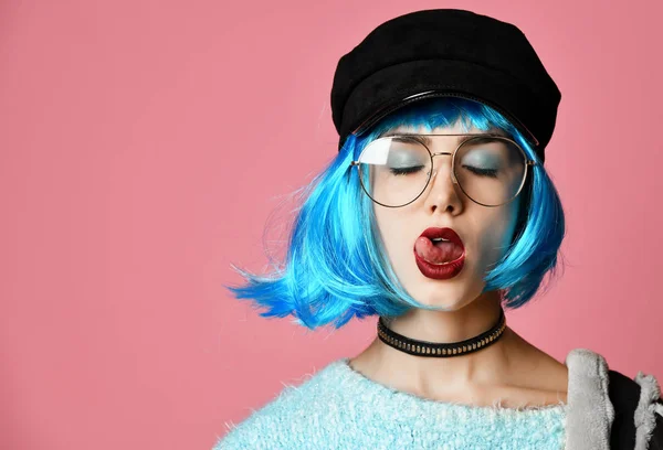 Fiatal grunge stílus nő, kék paróka haj, a nyak és a fekete bőr kalapot aranylánc elzáró szelep — Stock Fotó