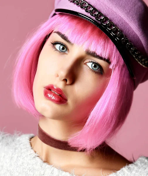 Молодая гранж стиль женщина с розовыми волосами в ясной современной фиолетовой шляпе — стоковое фото