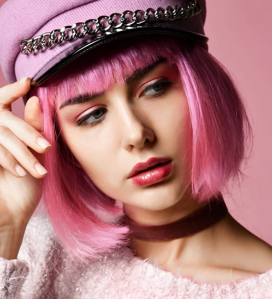 Mujer de estilo grunge joven con pelo rosa en gorra de sombrero púrpura moderna clara — Foto de Stock