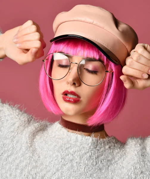 Jovem grunge mulher estilo com cabelo rosa no chapéu roxo moderno claro — Fotografia de Stock