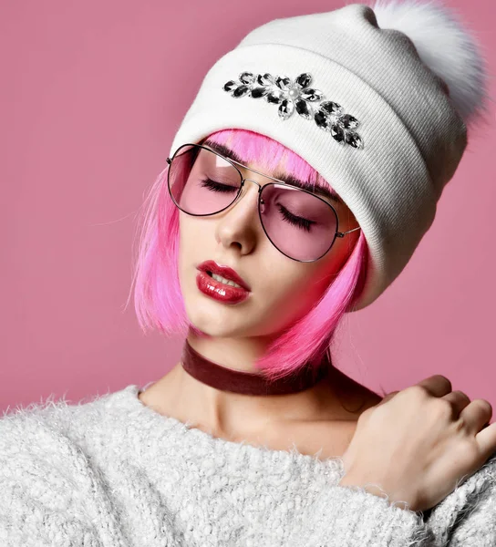 Açık modern güneş gözlüğü ve beyaz şapka pembe saçlı Genç grunge tarzı kadın moda sanat fotoğrafı — Stok fotoğraf