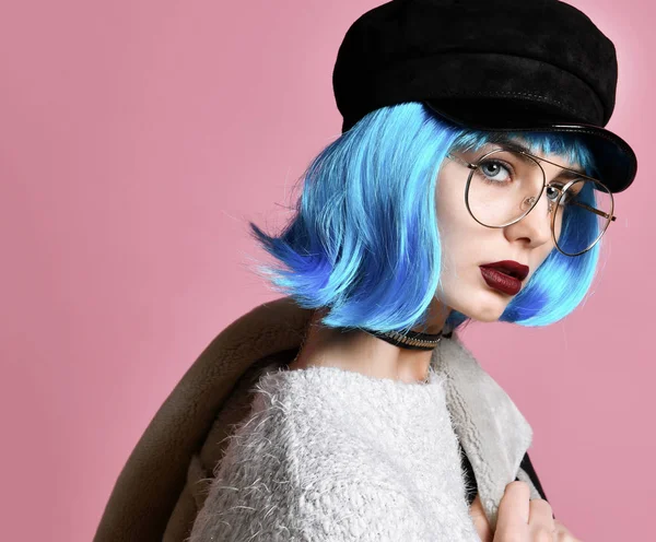 Jovem grunge estilo mulher com cabelo azul peruca em ouro cadeia gargantilha no pescoço e chapéu de couro preto — Fotografia de Stock