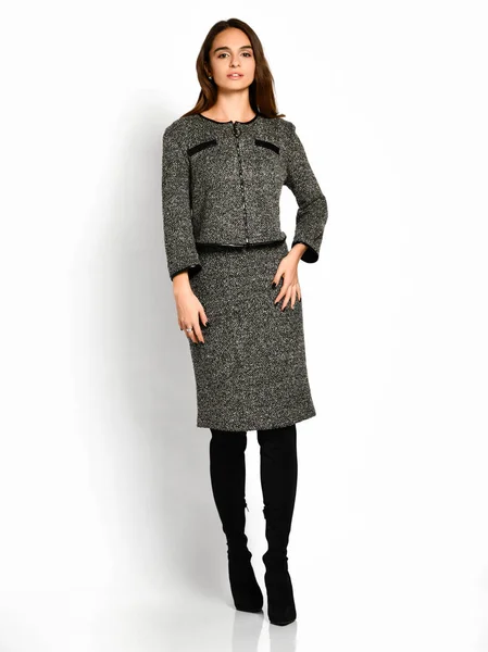 Mujer hermosa joven posando en nuevo vestido de invierno de moda gris en botas altas cuerpo completo — Foto de Stock