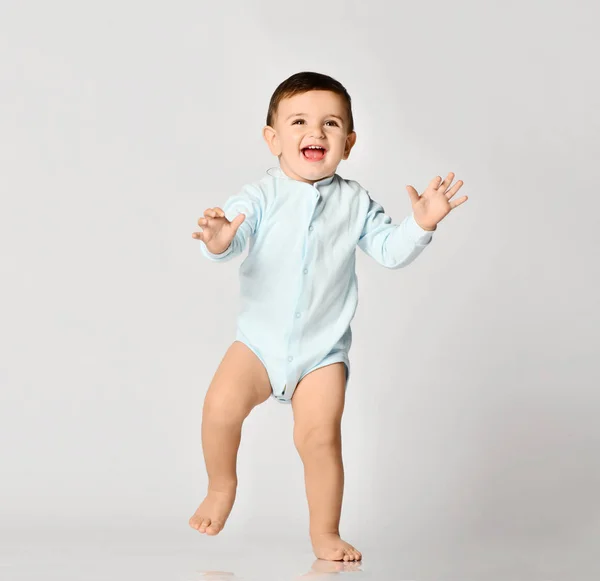 Bebek Çocuk bebek çocuk çocuk toddler ışık mavi vücut bez yapmak ilk adımda Grey — Stok fotoğraf