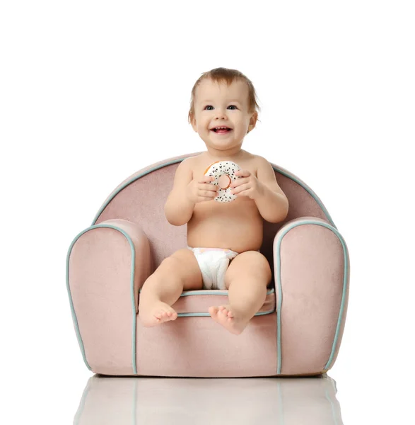 Bebek Çocuk bebek kız çocuk toddler bebek bezi Sit küçük koltuk sandalye donut yemek — Stok fotoğraf