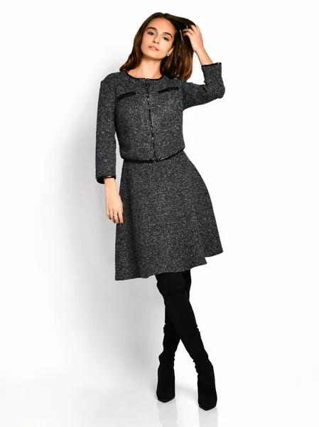 Jovem bela mulher posando em novo vestido de inverno de moda cinza em botas altas de corpo inteiro — Fotografia de Stock