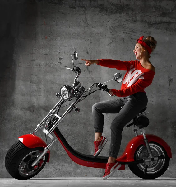 오토바이 자전거 스쿠터 핀 업 복고풍 스타일에 모서리에 가리키는 손 웃 고 웃 고 여자 타고 앉아 — 스톡 사진