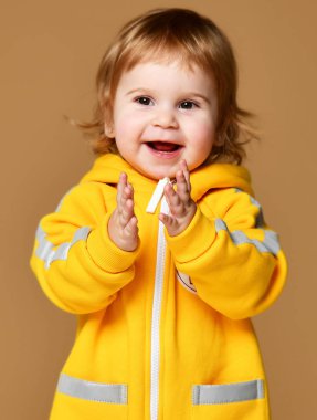 Bebek Çocuk bebek kız çocuk toddler kışın eller mutlu brown gülümsediğini sarı tulum alkış