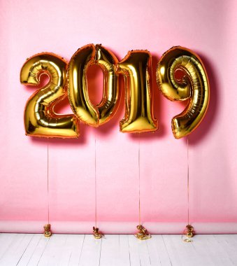 2019 Noel şişme altın numaraları balonlar için yeni yıl pembe arka plan üzerinde 