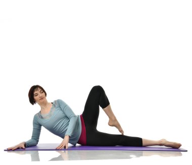 Karın bar egzersiz jimnastik salonu iş izole üzerinde beyaz bacaklarını germe yapmak için kadın fitness eğitmeni eller 