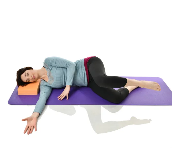 Istruttore di fitness femminile che fa stretching per le mani gambe addominali esercizio bar in palestra lavorare isolato su bianco — Foto Stock