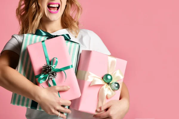 Hermosa composición de mujer celebrar regalos de Navidad de color rosa y verde pastel para la celebración del año nuevo — Foto de Stock