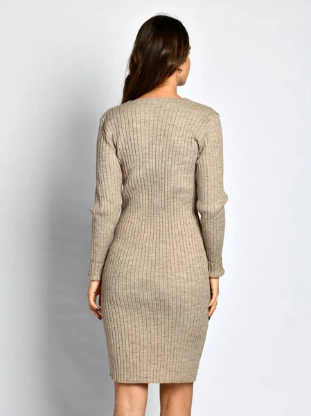 Joven hermosa mujer posando en la nueva moda gris invierno vestido de punto en la espalda por detrás —  Fotos de Stock
