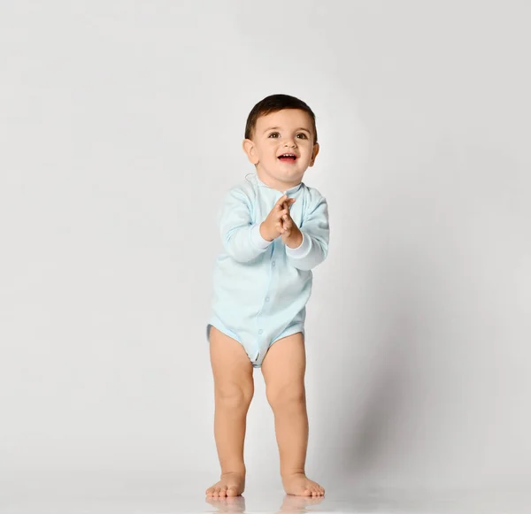 Bebek Çocuk bebek çocuk çocuk toddler ışık mavi vücut bez yapmak ilk adımda Grey — Stok fotoğraf