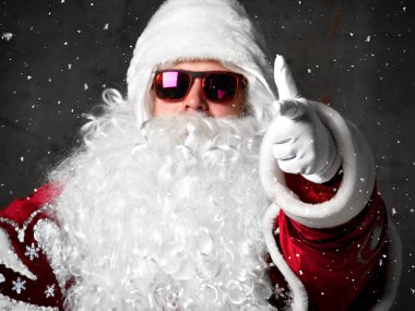 Noel Baba işaret başparmak işaret yukarıya için yeni yıl, Merry Christmas göster. 