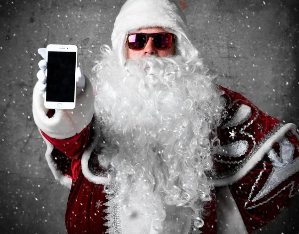 Santa Claus pokazać pusty ekran z przestrzeni tekstu Zdejmowany cellphone. Wesołych Świąt Bożego Narodzenia i nowy rok — Zdjęcie stockowe